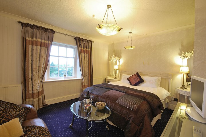 Room 5 of 18