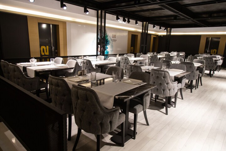 Dining 34 of 46