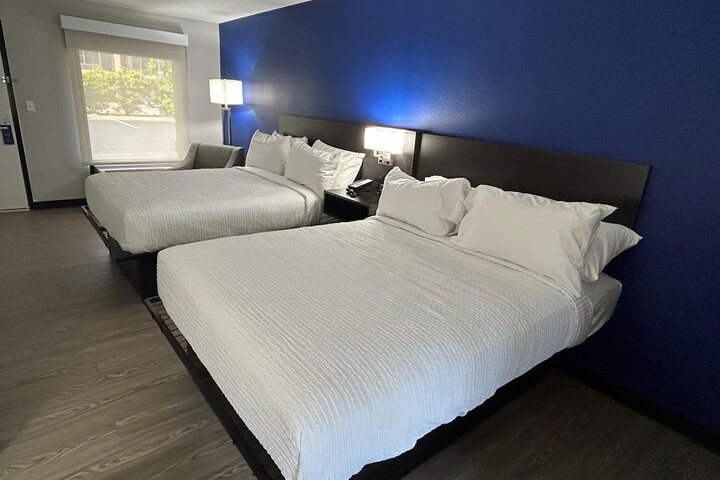 Room 4 of 32