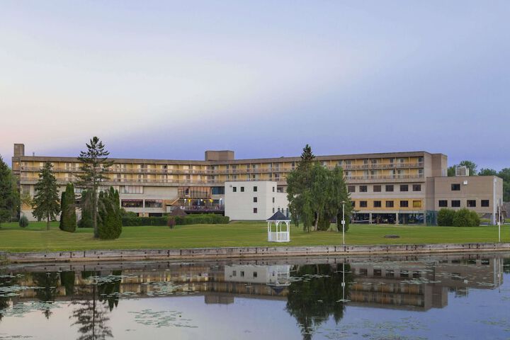 Ramada by Wyndham Belleville Harbourview Conference Centre