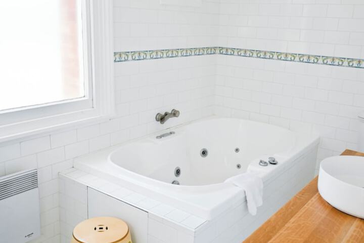 Jetted tub