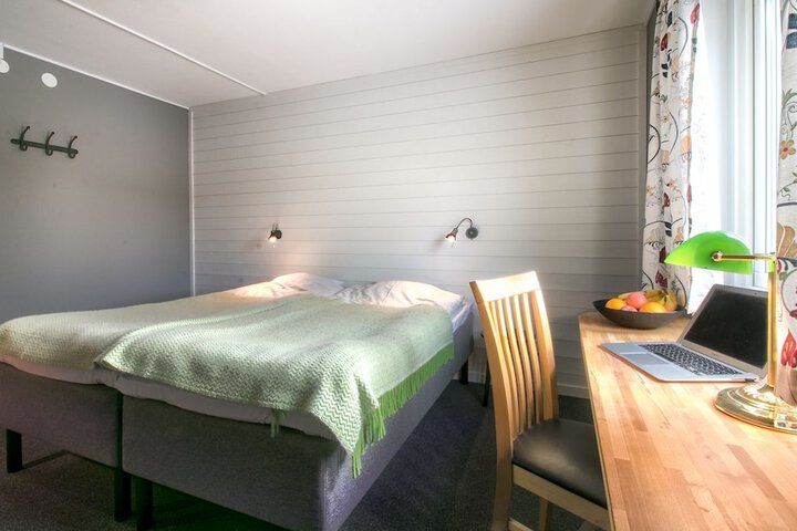 Room 8 of 80