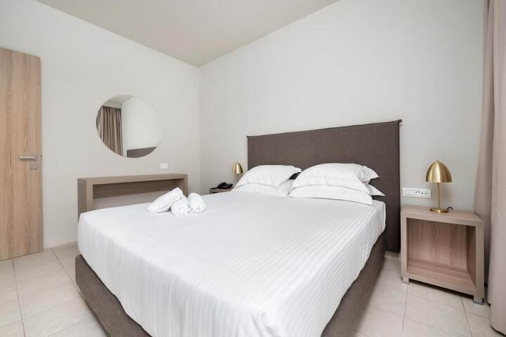 Room 4 of 28