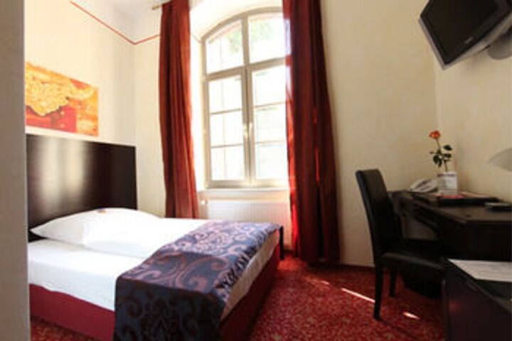 Room 16 of 38
