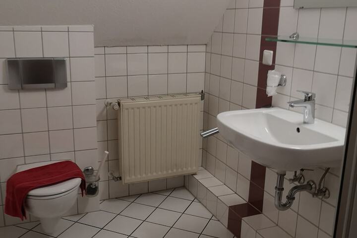 Room 4 of 8