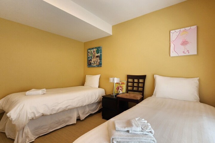 Room 120 of 543