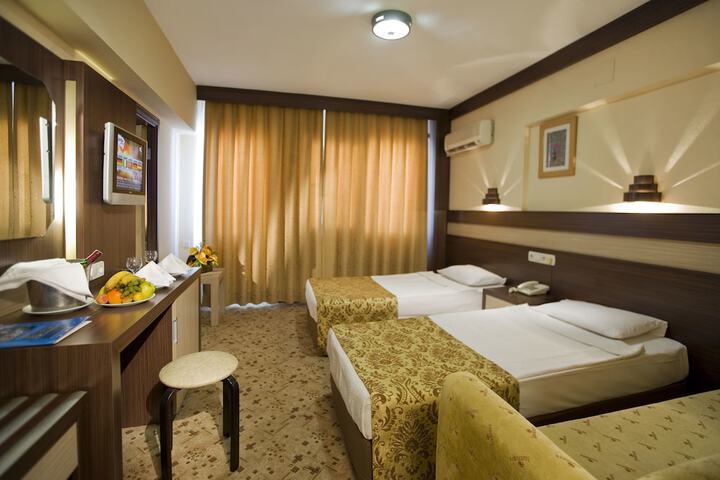 Room 10 of 93