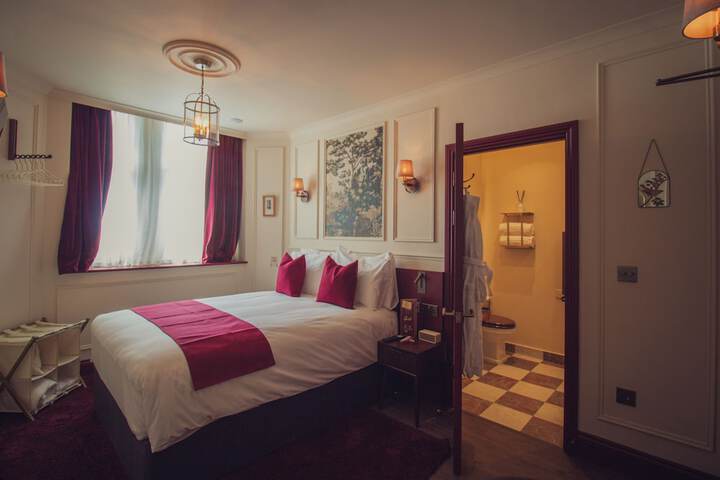 Room 7 of 16