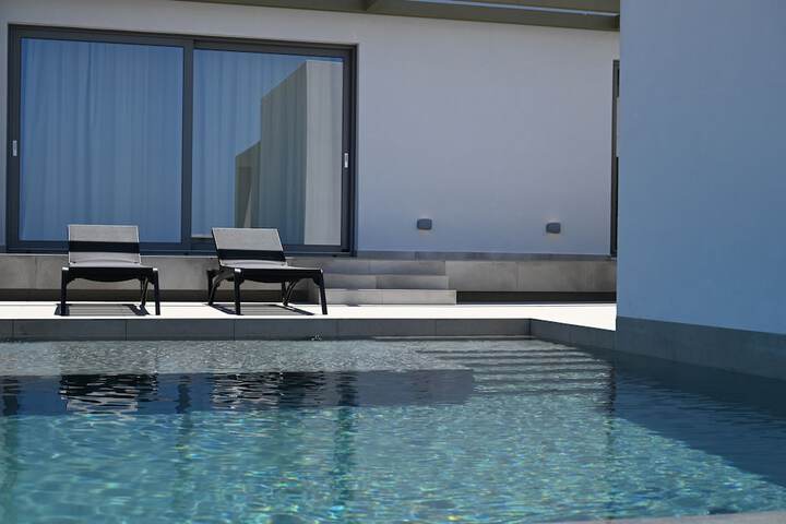 Pool 102 of 340