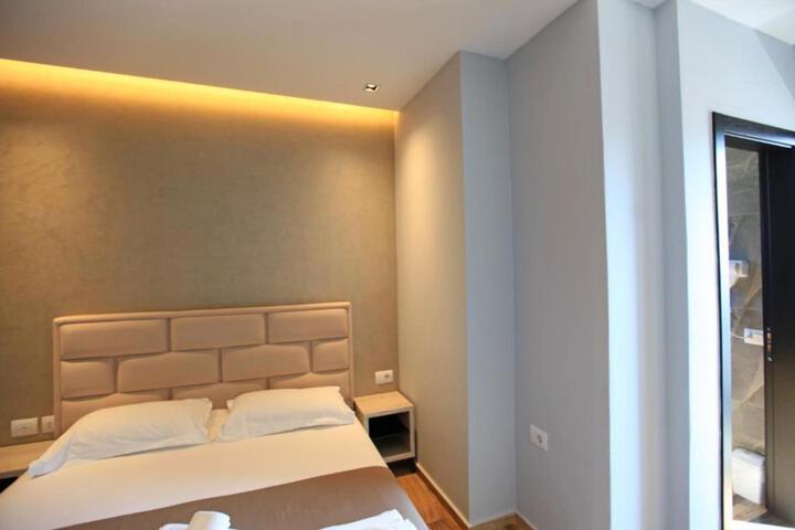 Room 53 of 143