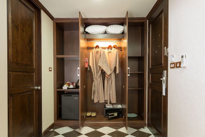 Room 22 of 53