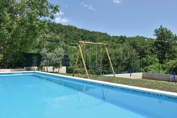 Pool 11 of 21