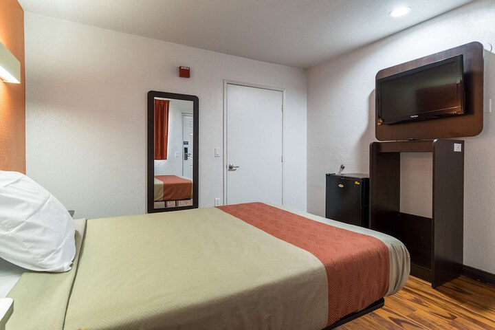 1 Queen Bed Refrigerator (4 of 16)