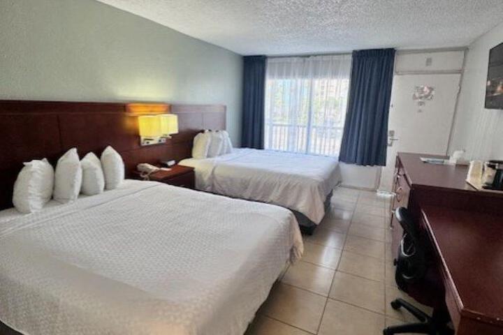 2 Double Beds (15 of 19)