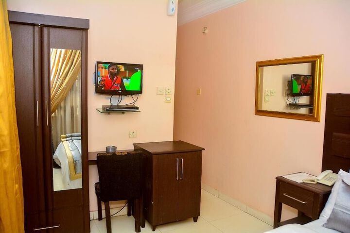 Room 16 of 25