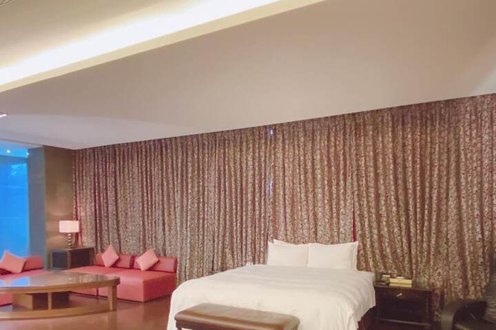 Room 25 of 82