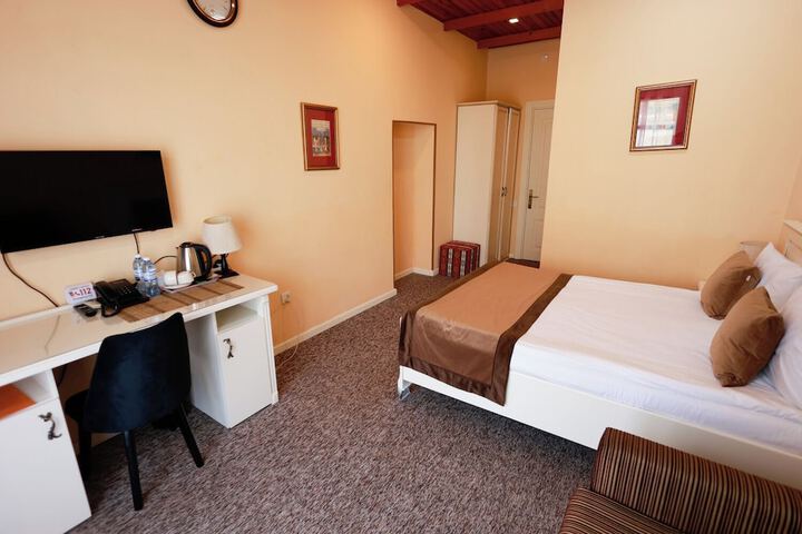 Room 10 of 32
