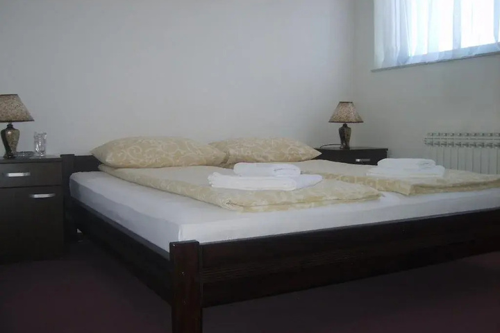 Room 7 of 9