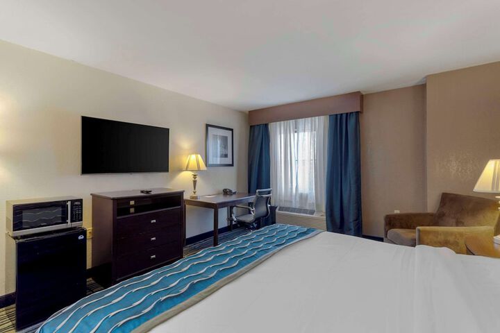 1 King Bed (3 of 15)