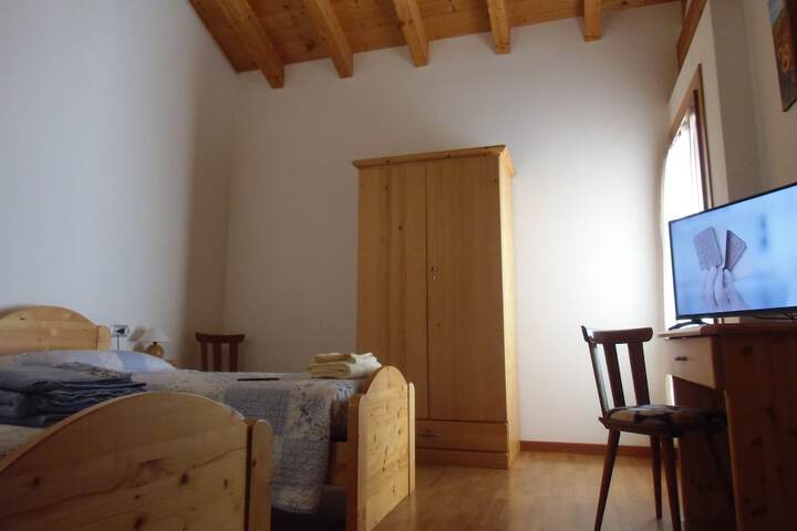 Room 8 of 25