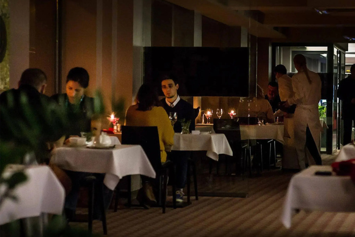 Dining 25 of 30
