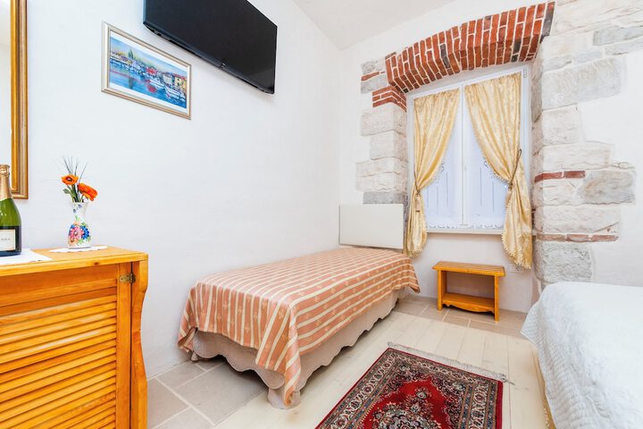 Room 9 of 23