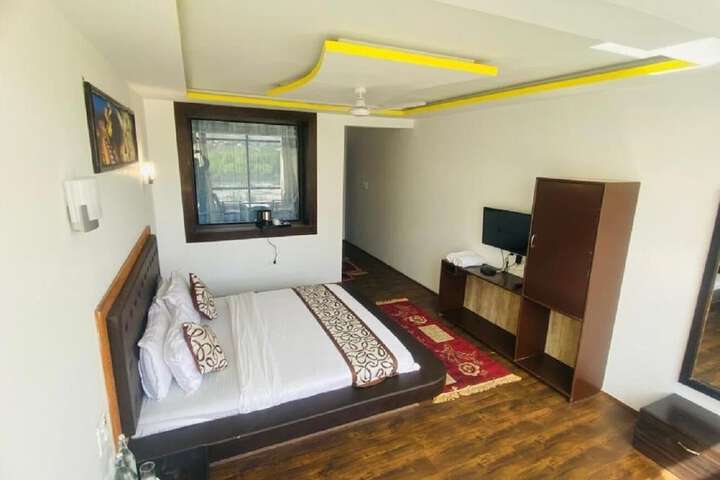 Room 9 of 37