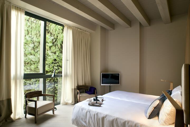 Room 4 of 35