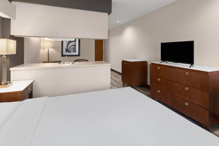 1 Queen Bed (17 of 21)