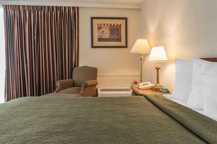 1 Queen Bed (10 of 17)