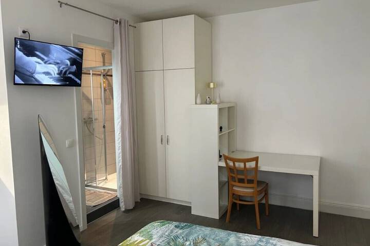 Room 3 of 27