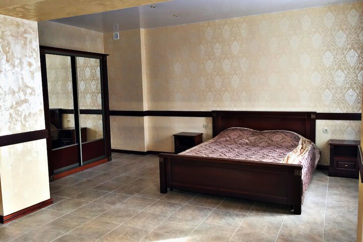Room 9 of 25