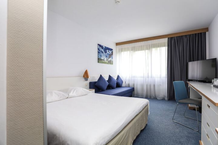 Room 3 of 140