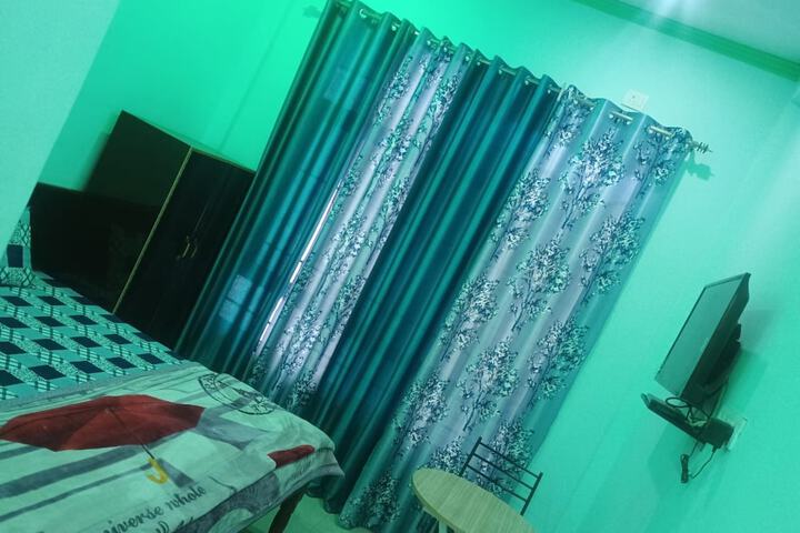 Room 8 of 12