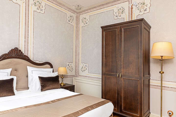 Room 27 of 83