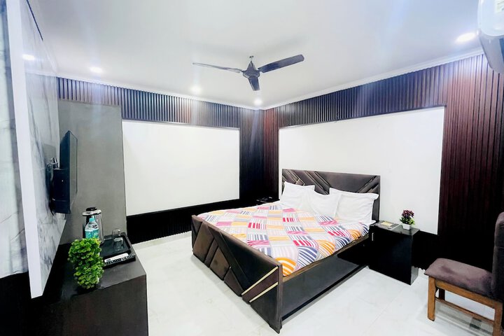 Room 4 of 16