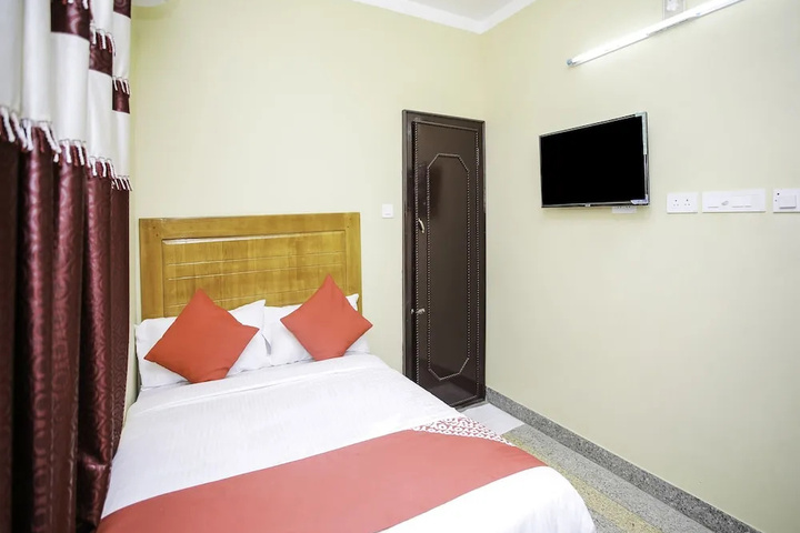 Room 6 of 16