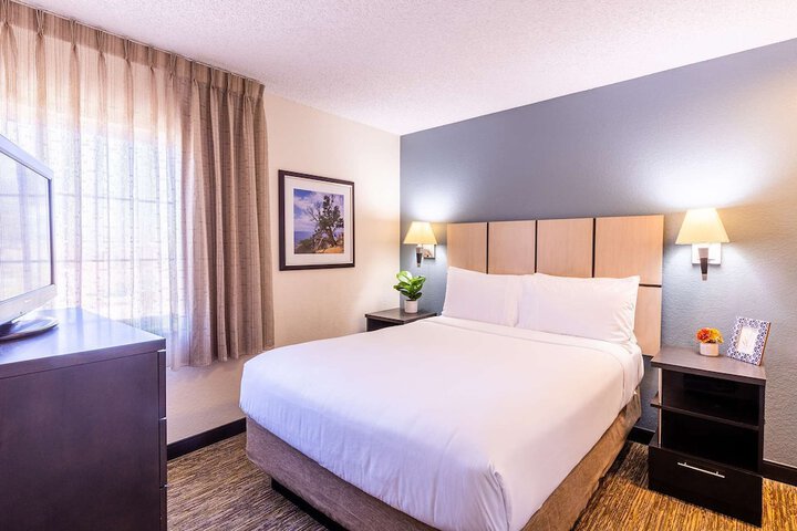 Studio Suite Queen Bed (2 of 4)