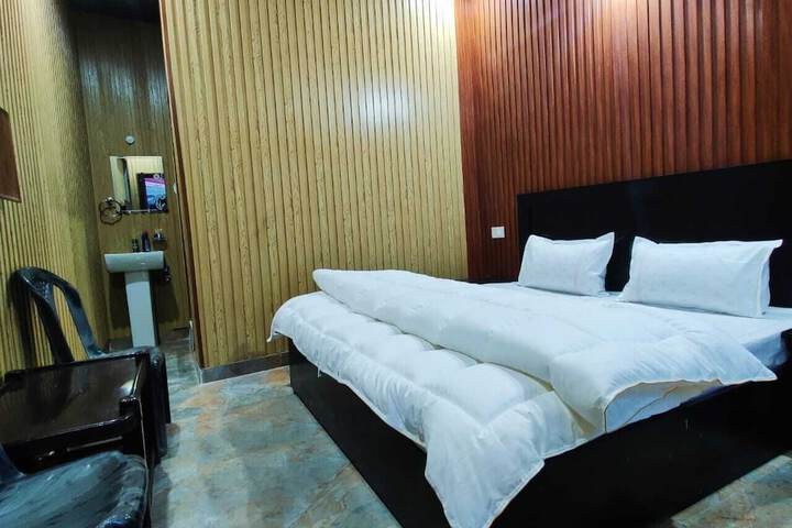 Room 13 of 20