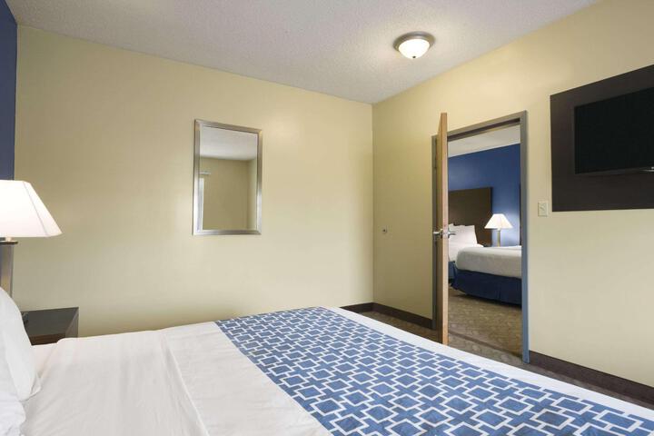 2 Queen Beds (8 of 9)