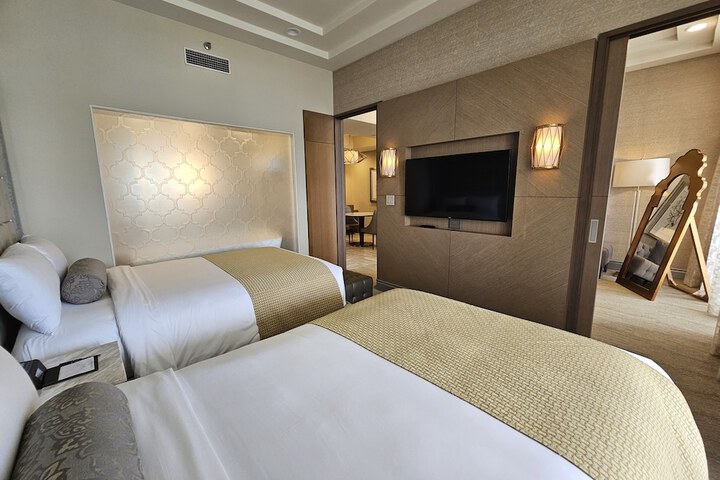 Room 21 of 102
