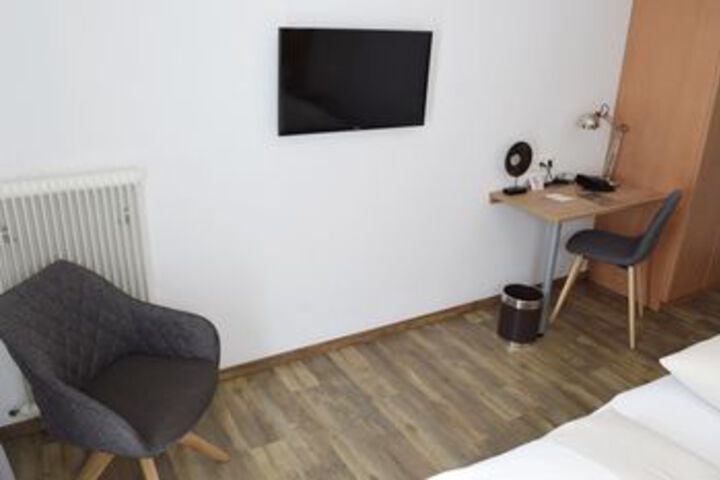 Room 49 of 136