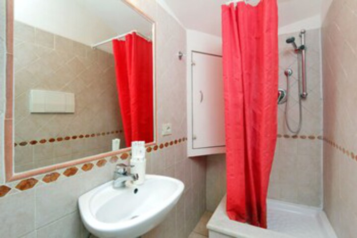 Room 15 of 166