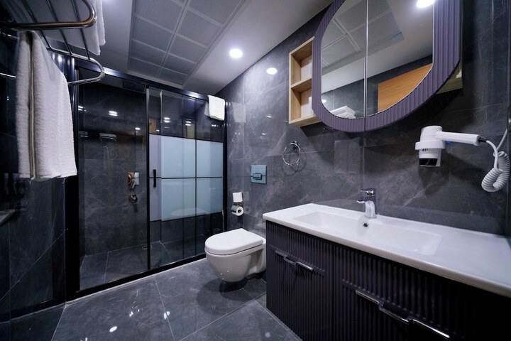 Room 6 of 12