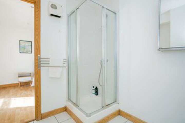 Room 6 of 33