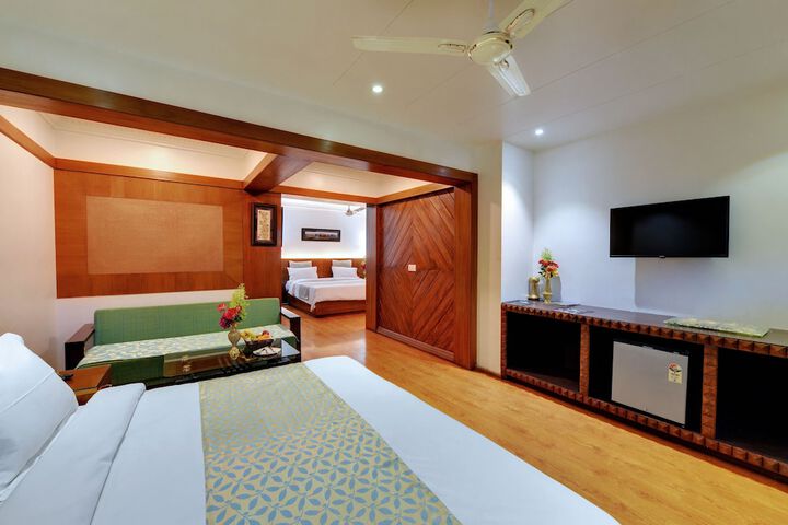 Room 28 of 143