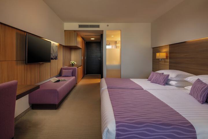Room 8 of 89