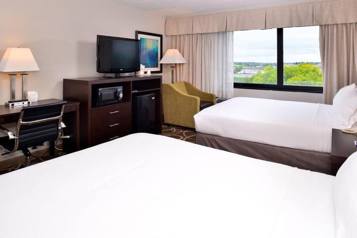 2 Queen Beds (8 of 11)