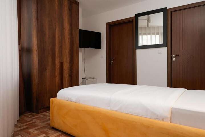 Room 9 of 32