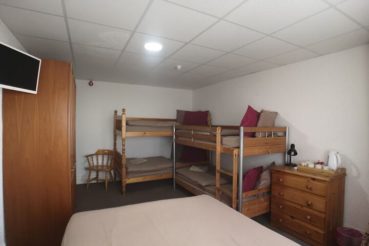 Room 11 of 102